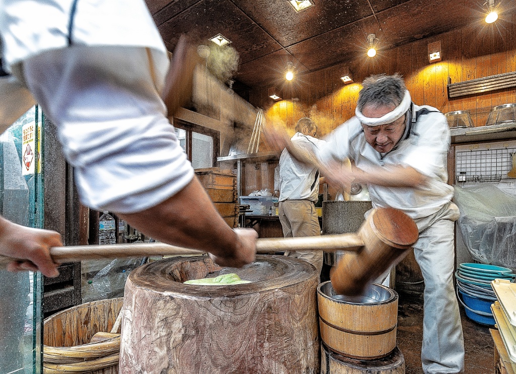 Japan Fastest Mochi Pounders Nakatanidou