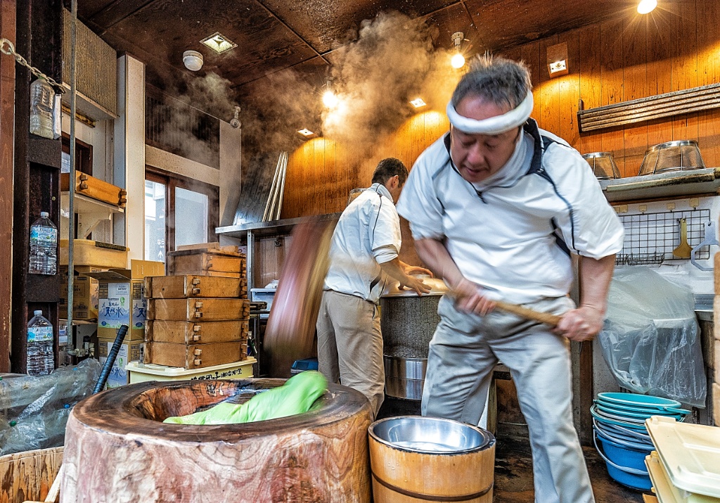 Japan Fastest Mochi Pounders Nakatanidou