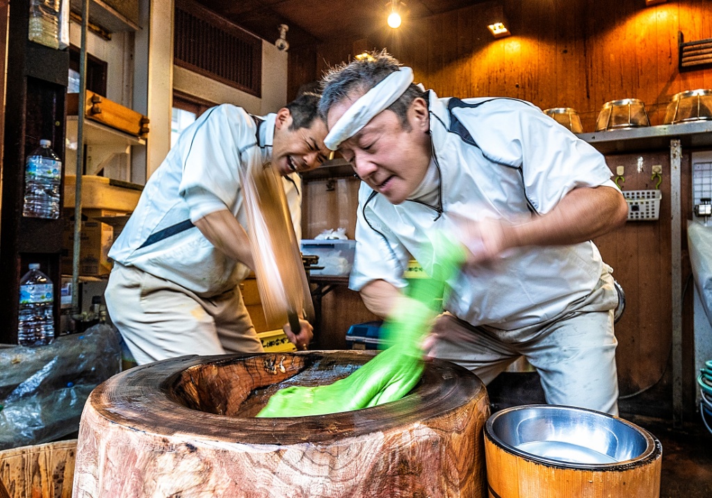 Japan Fastest Mochi Pounders Nakatanidou