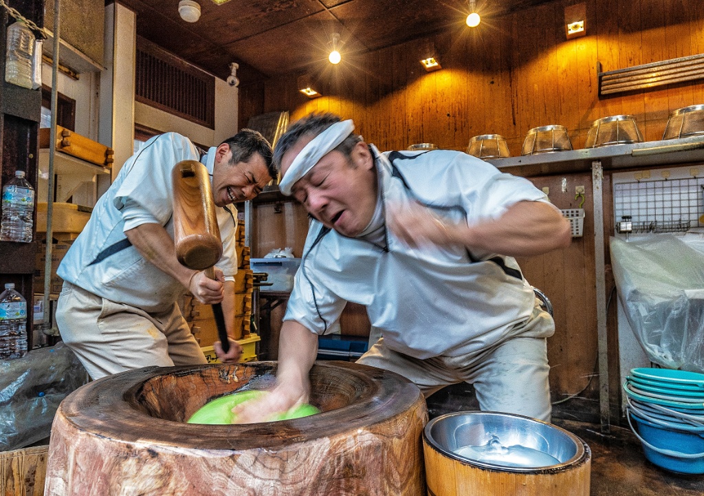 Japan Fastest Mochi Pounders Nakatanidou